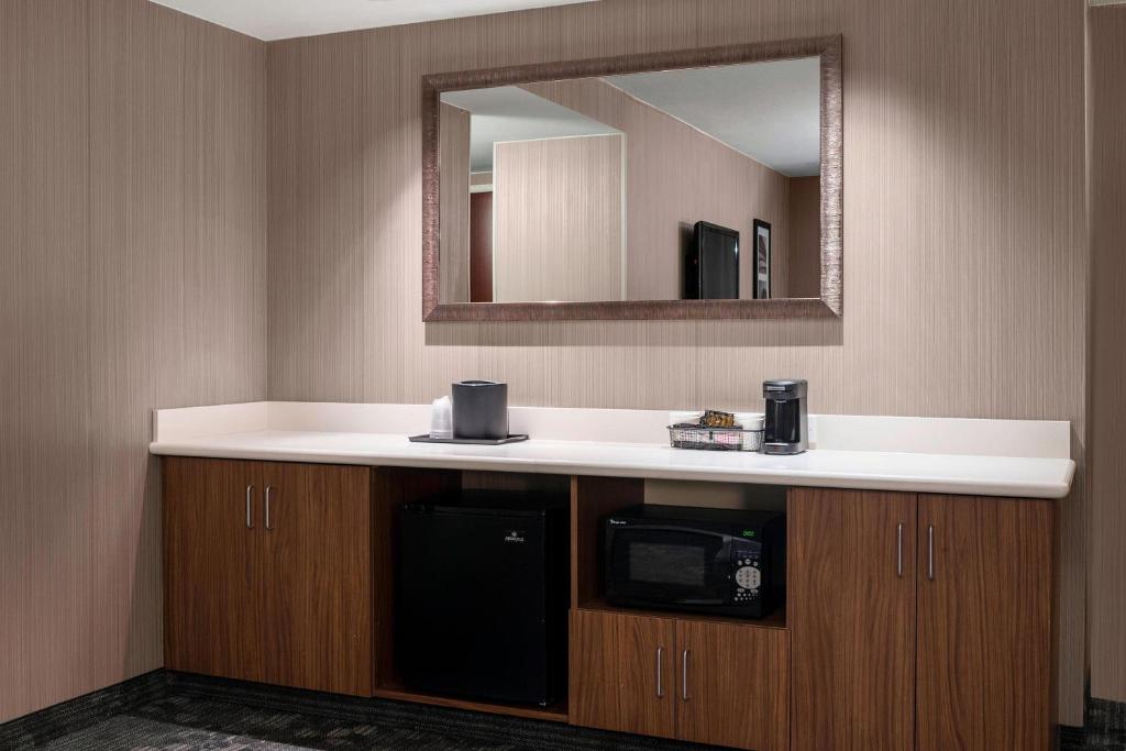Courtyard by Marriott Seattle Federal Way - Tap to explore photos