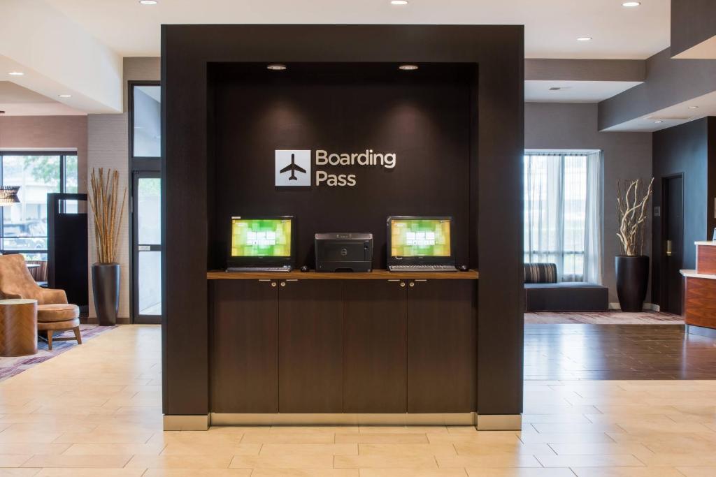 Courtyard by Marriott Seattle Federal Way - Tap to explore photos