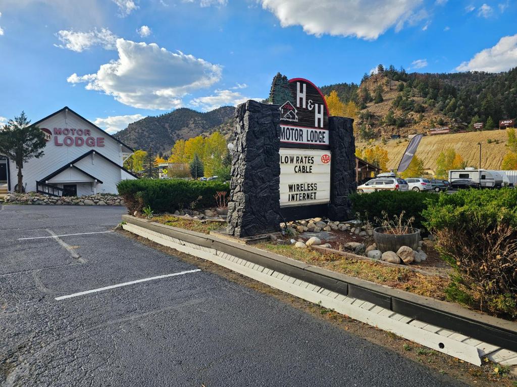 H & H Motor Lodge image