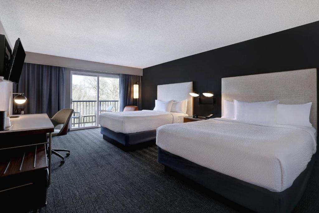 Courtyard by Marriott Portland Southeast/Clackamas - Tap to explore photos