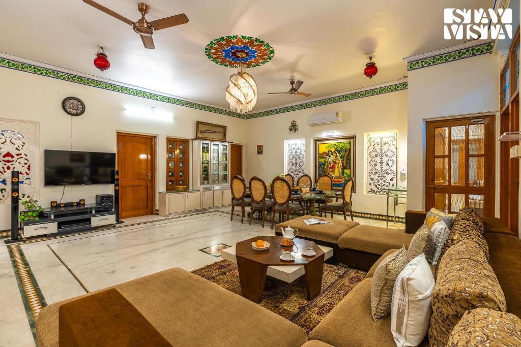 Udaikot by StayVista, A hill-view villa adorned with Heritage decor, Offering a terrace, Lawn & Indoor games for a perfect retreat photo 4