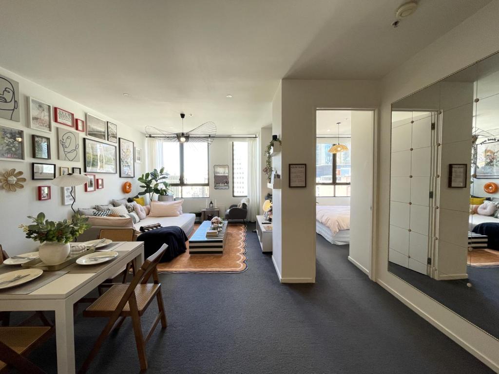 2BR CBD sunlit residence - Bourke Street shops photo 2
