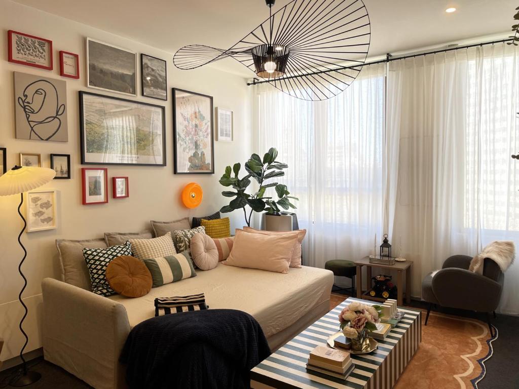 2BR CBD sunlit residence - Bourke Street shops photo 3