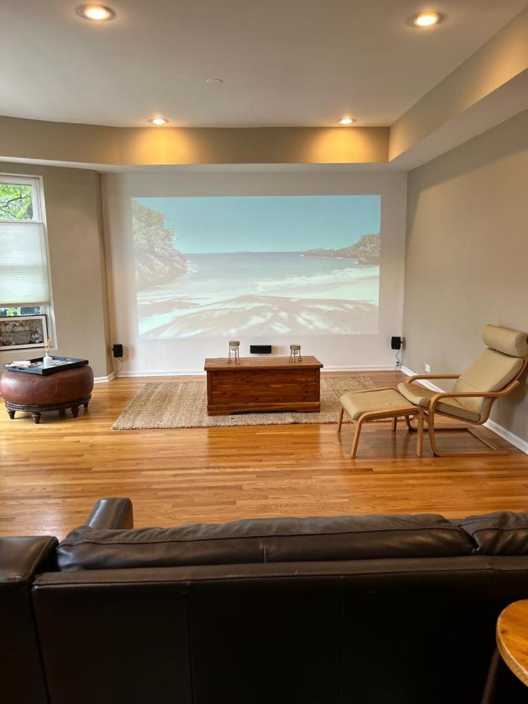 Gorgeous North Kenwood Hyde Park Unit image