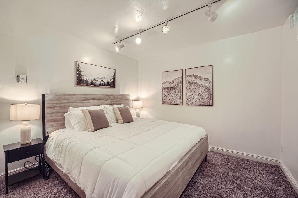 Ski and Golf Condo - 9 min to VailBC - Tap to explore photos
