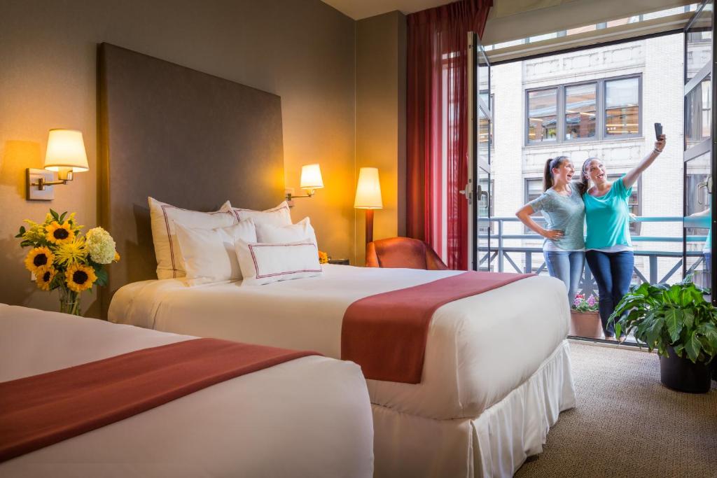 Четырехместный (Четырехместный номер с балконом), Hotel Giraffe by Library Hotel Collection