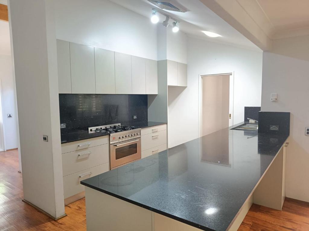 Peaceful Room in Modern and Spacious Baulkham Hills Home - BH2 photo 4