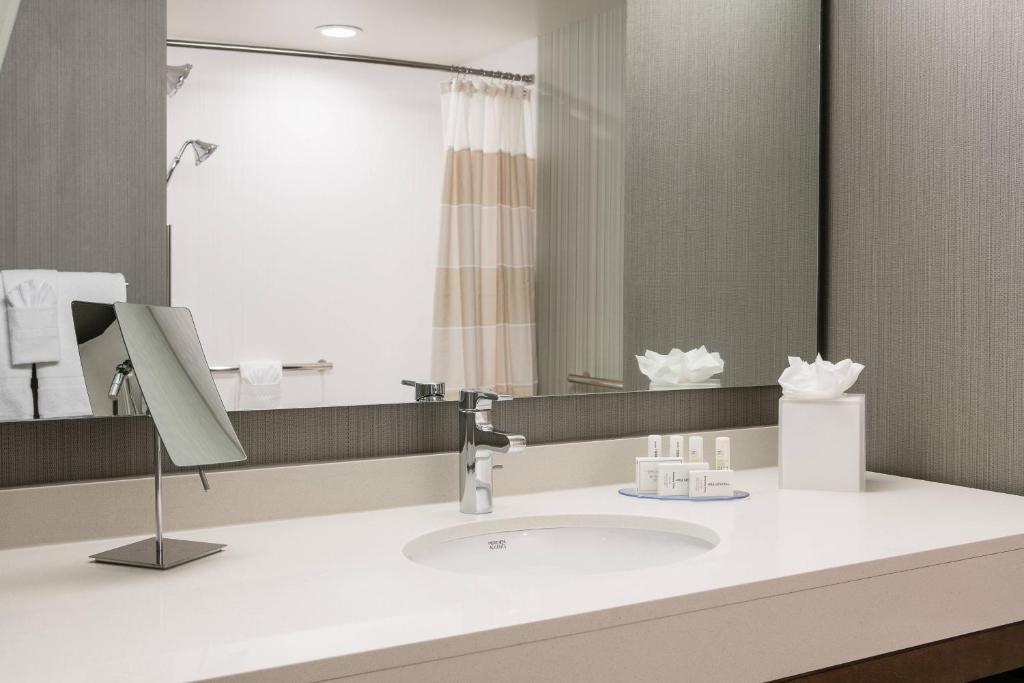 Courtyard by Marriott Omaha Bellevue Beardmore Event Center - Tap to explore photos