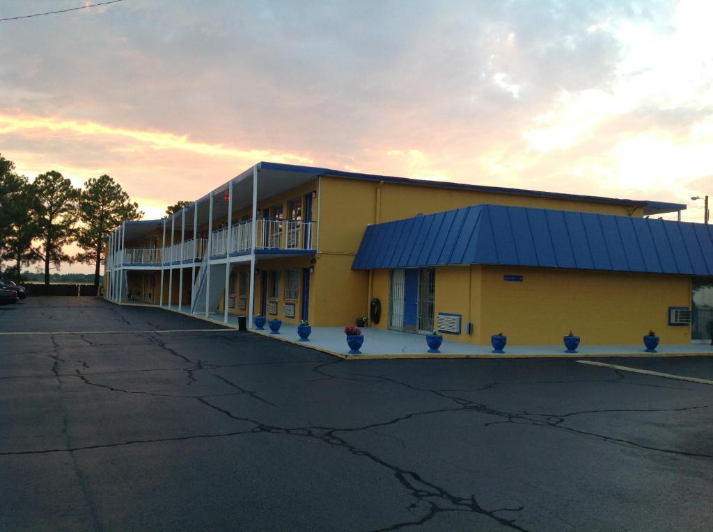 Belmont Inn and Suites photo 2
