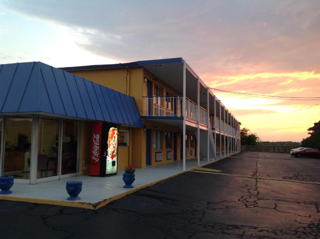 Belmont Inn & Suites image