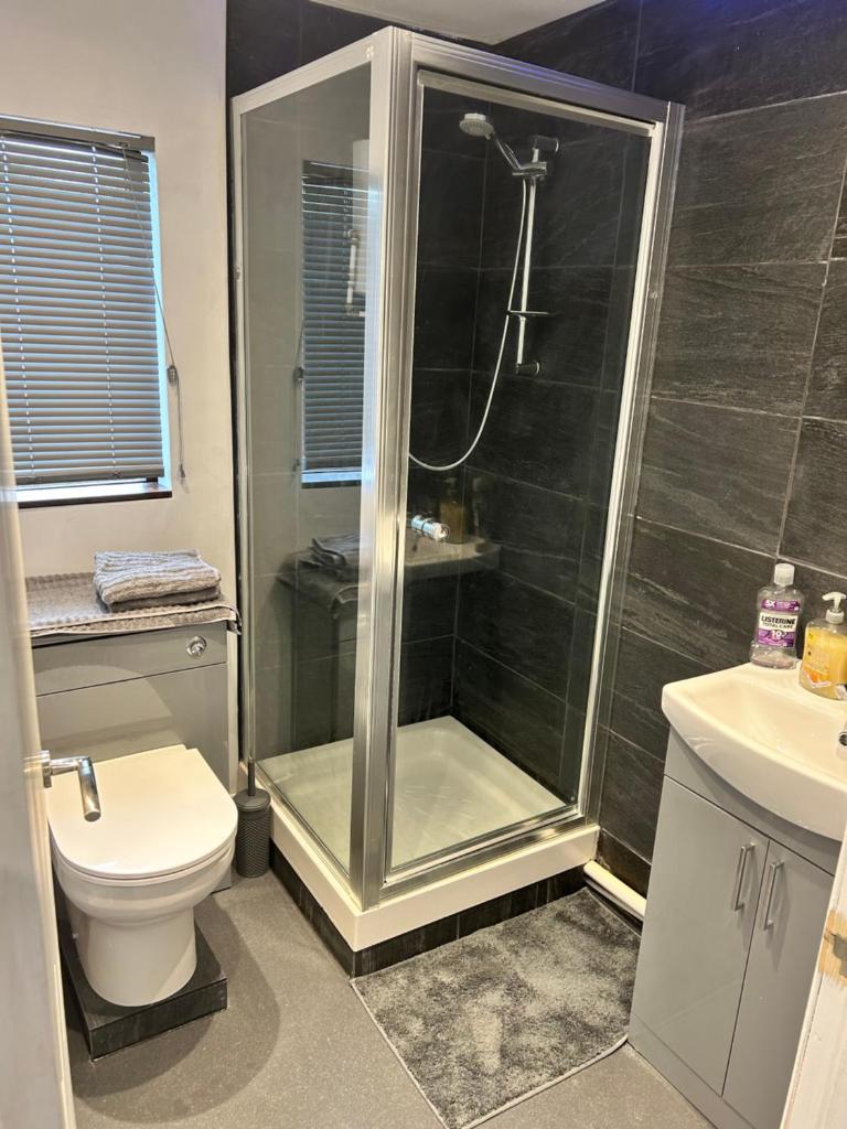 One bed and bathroom with kitchen for self catering Alness - Tap to explore photos