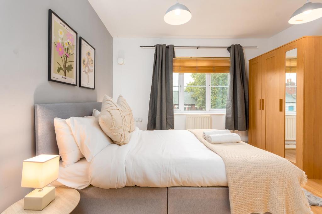 Central Coventry Flat Free Parking Sleeps 6, Coventry