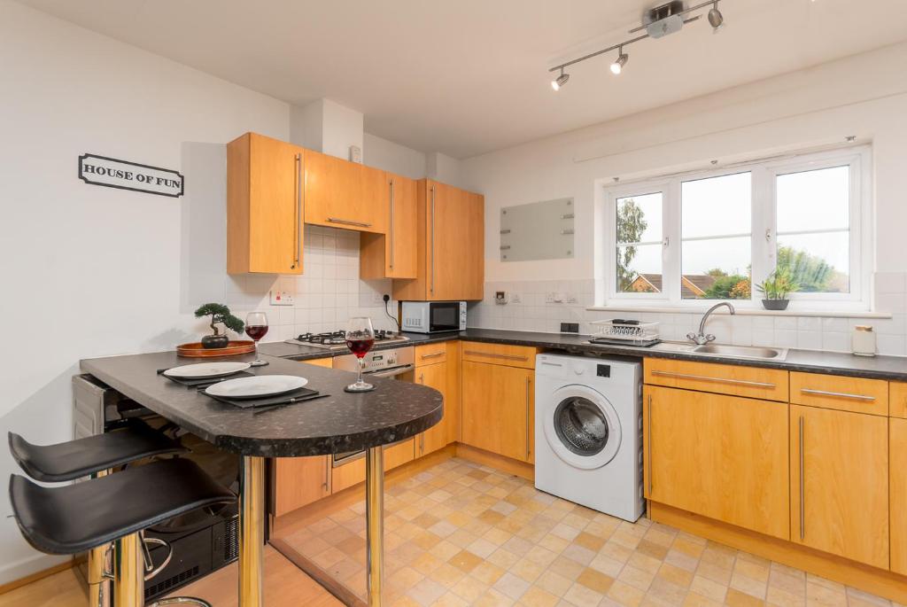 Central Coventry Flat Free Parking Sleeps 6 - Tap to explore photos
