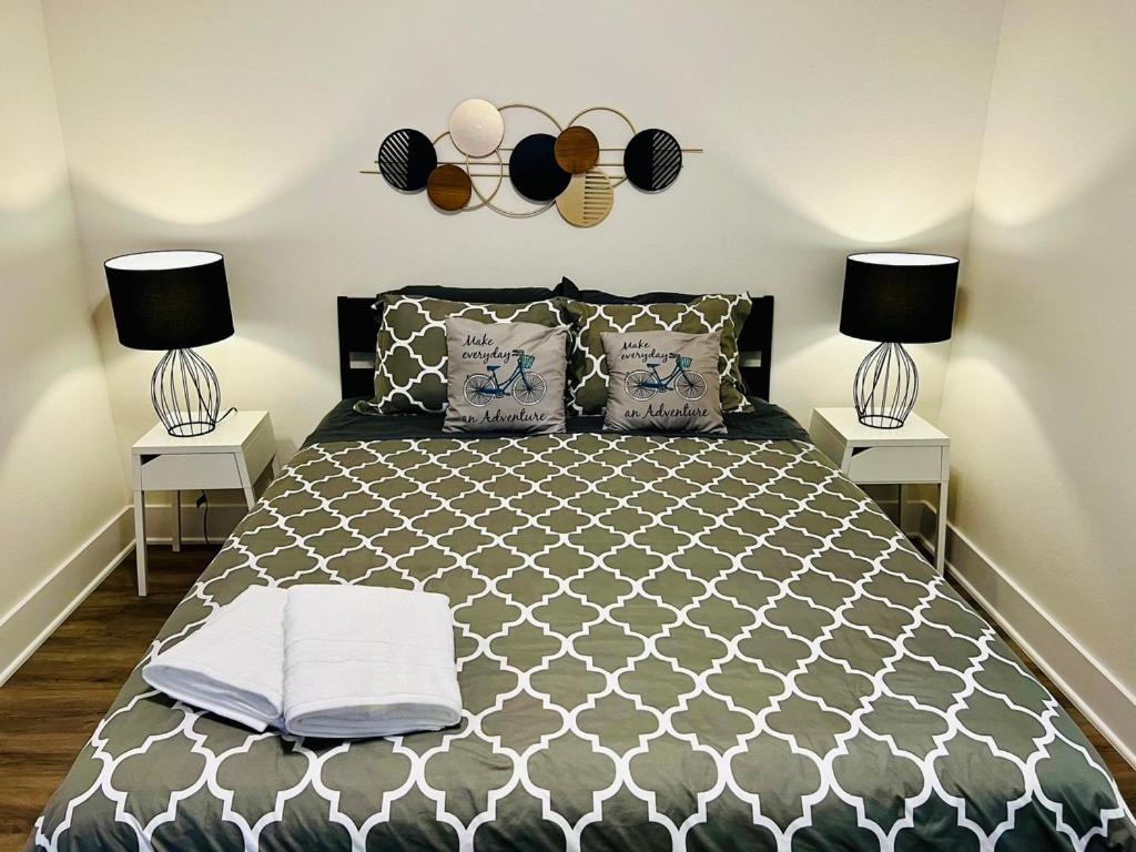 Apt 2 Bedrooms 2 Full Baths FREE Parking & FREE Laundry in Unit image