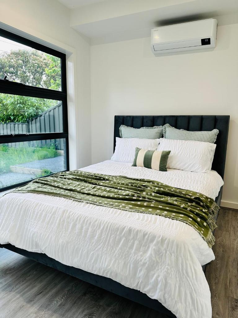 Long-Term Stays-2BR Townhouse on Bell Street, Preston, Central & Near Tram, pets welcome photo 1