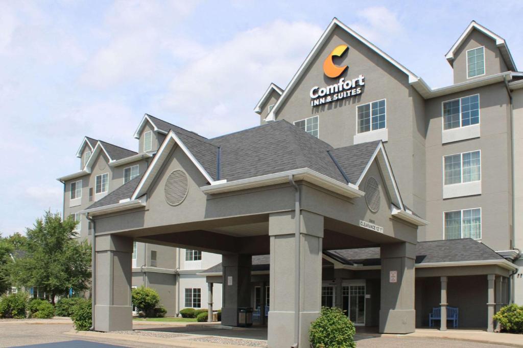 Comfort Inn & Suites St. Paul Northeast image
