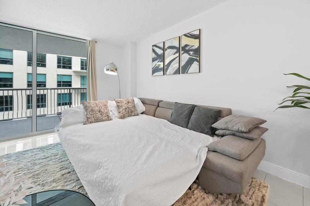 Luxury 36th Floor Suite, 2 Bedrooms 1 King, 1 Queen, Balcony w Sea view, Free Parking - Tap to explore photos