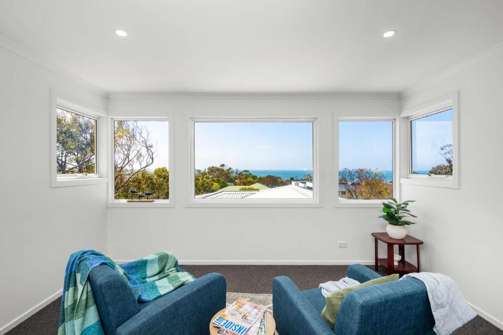 Luxury 4 BDR beach home with sea views - sleeps 12 photo 1