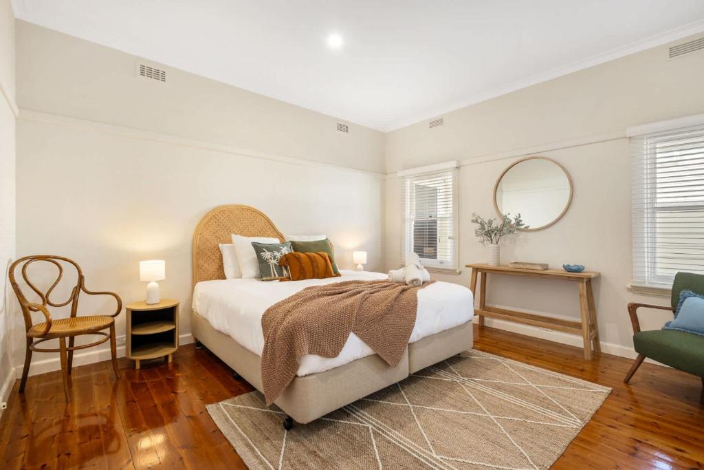 Luxury 4 BDR beach home with sea views - sleeps 12 photo 3