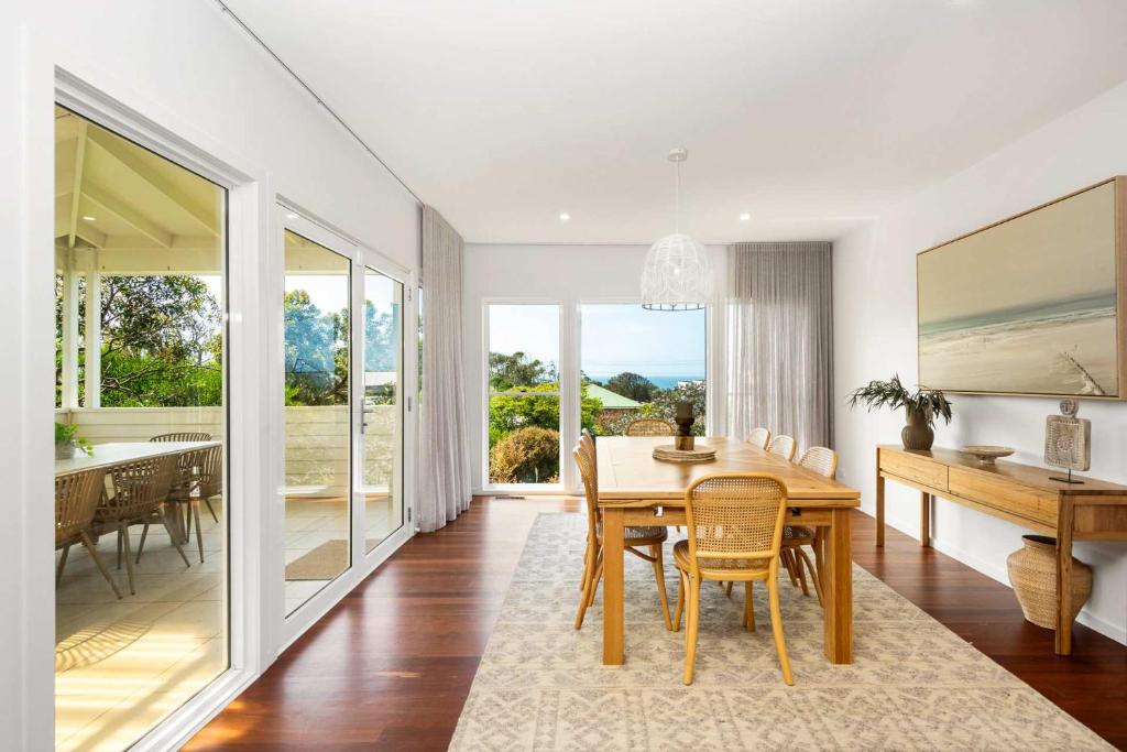 Luxury 4 BDR beach home with sea views - sleeps 12 photo 2