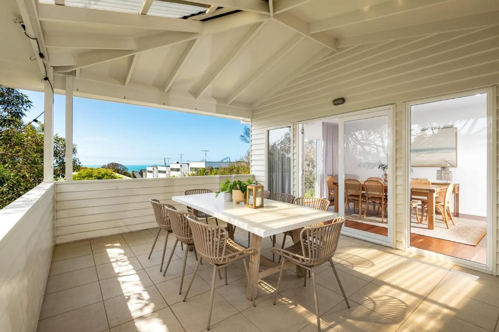 Luxury 4 BDR beach home with sea views - sleeps 12 photo 4