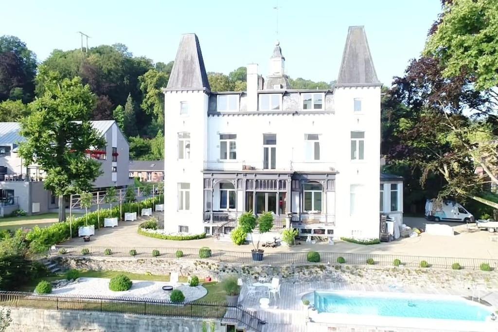 Chateau en bord d'Ourthe