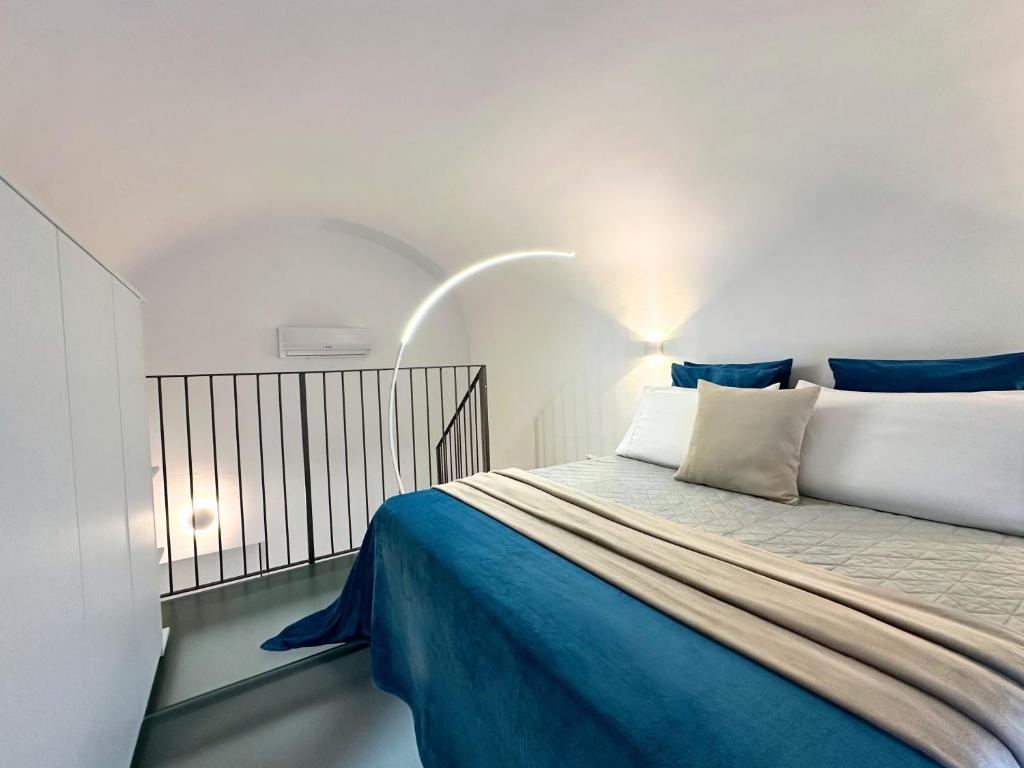 Piazza Vittorio Two-level Modern Apartment - Tap to explore photos