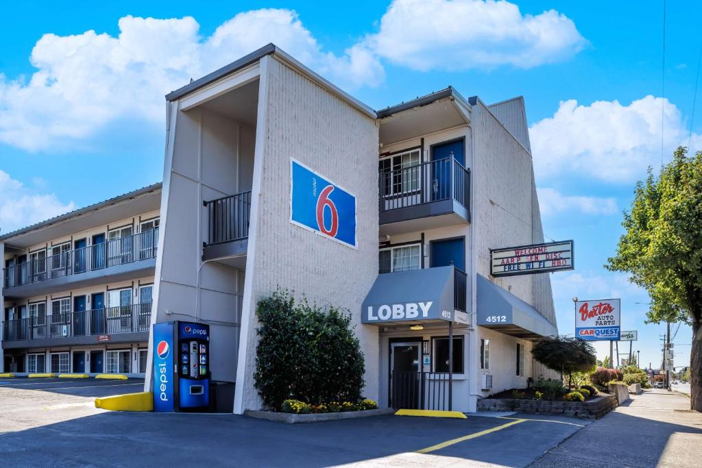 Motel 6 Portland, OR - Southeast image
