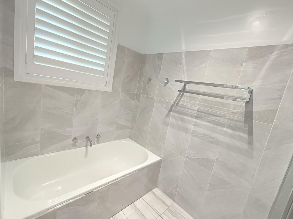 Peaceful Room in Modern Baulkham Hills Home - BH3 photo 2