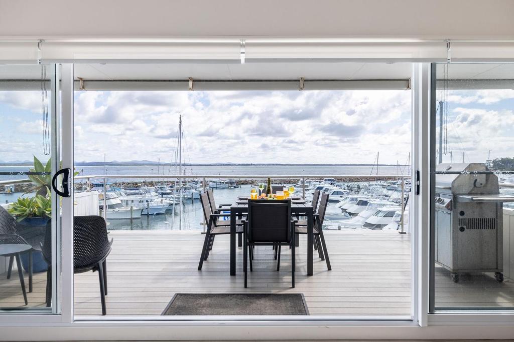 Crows Nest Marina View Apartment, 6 Teramby Rd - waterfront, WiFi, Aircon, Marina photo 2
