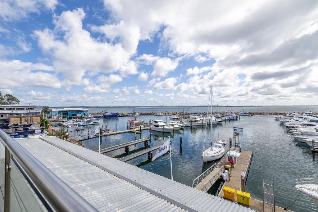 Crows Nest Marina View Apartment, 6 Teramby Rd - waterfront, WiFi, Aircon, Marina photo 3