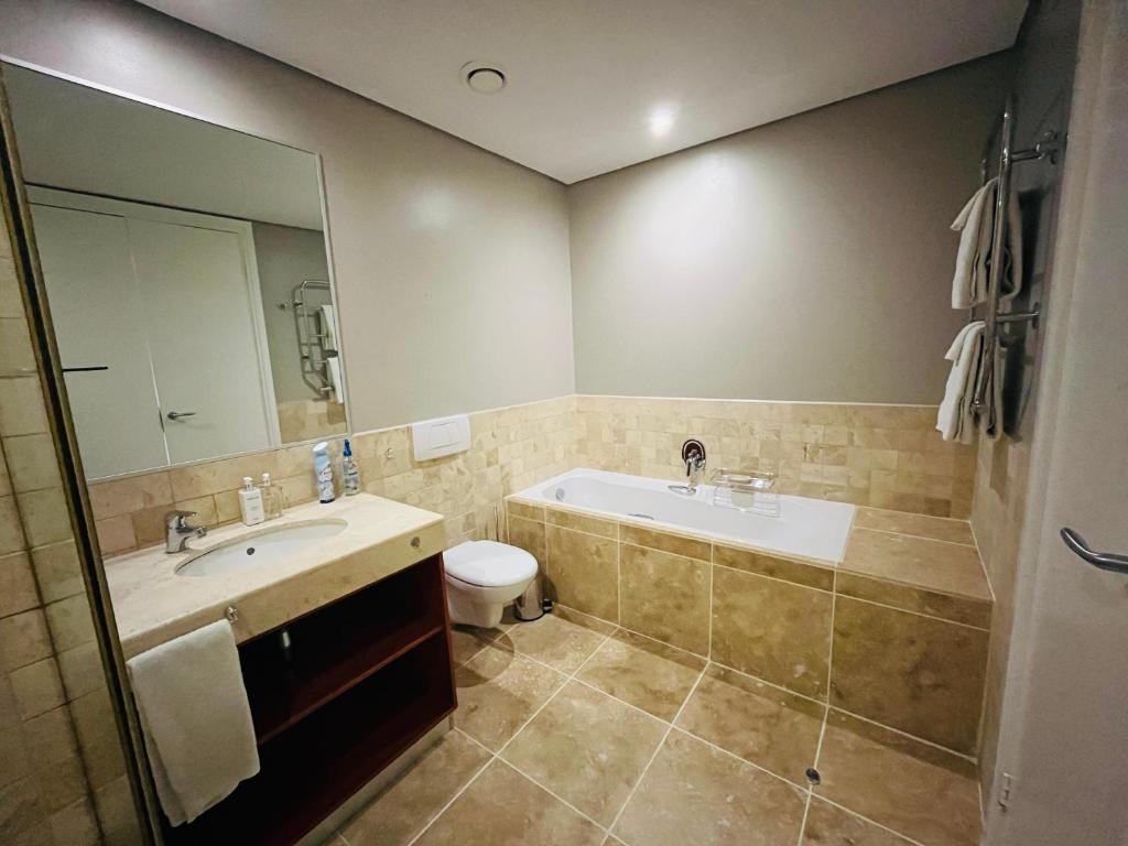 Luxurious Secure V&A Waterfront Apt - Tap to explore photos