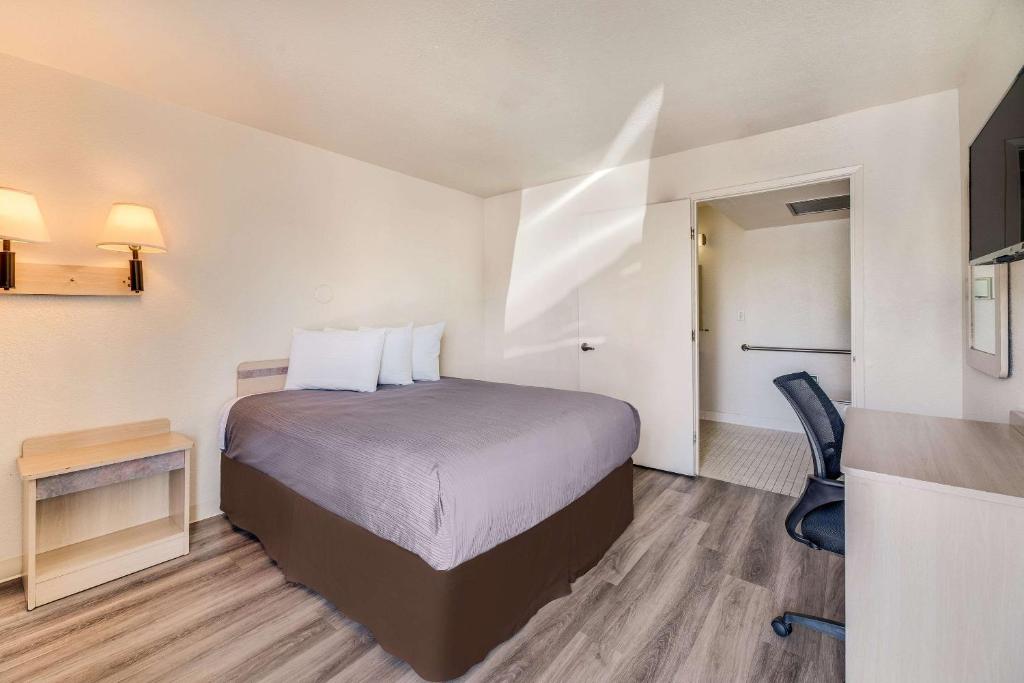 Econo Lodge Stockton near I-5 Fairgrounds image