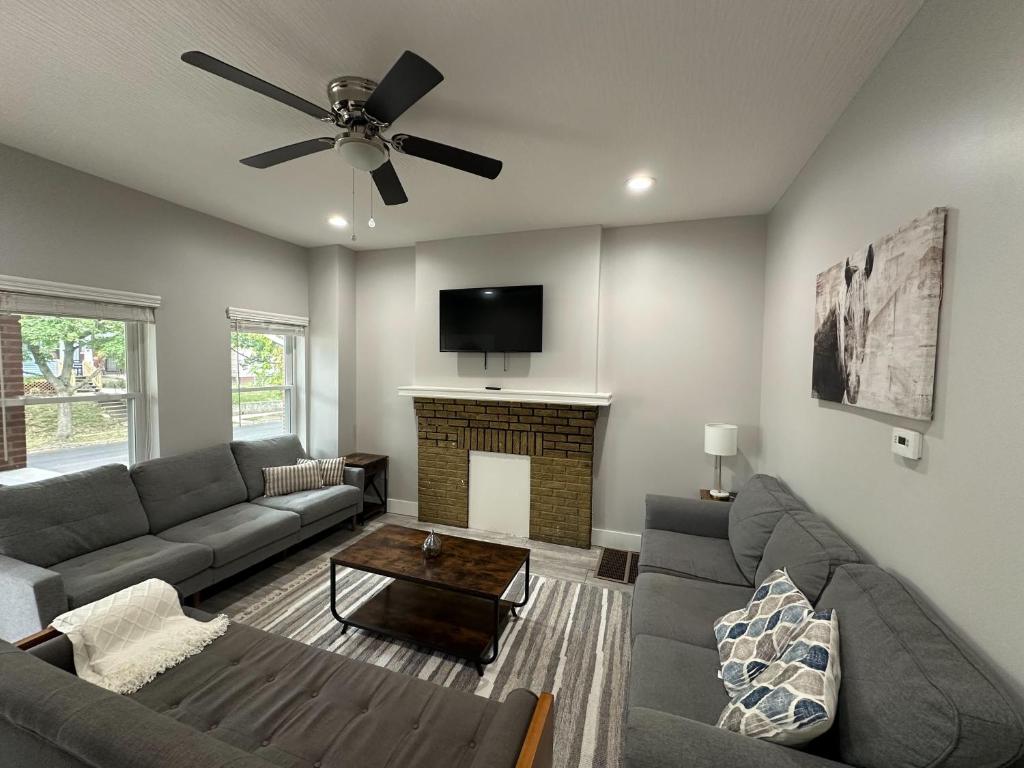 Charming 2BR Near Downtown & Attractions image