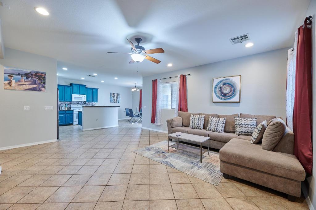 Entire home in Glendale, Arizona - Tap to explore photos