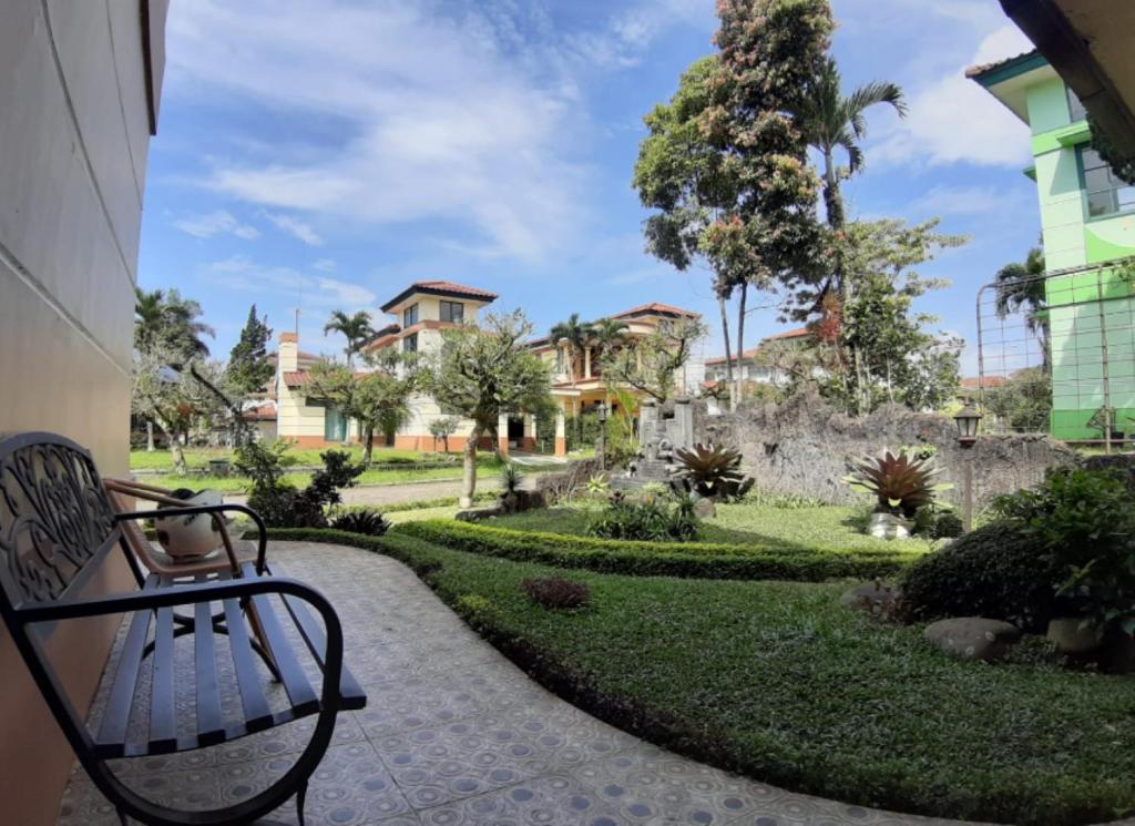 Villa kota bunga puncak bogor ada AC, karoke , water heater, wifi photo 2