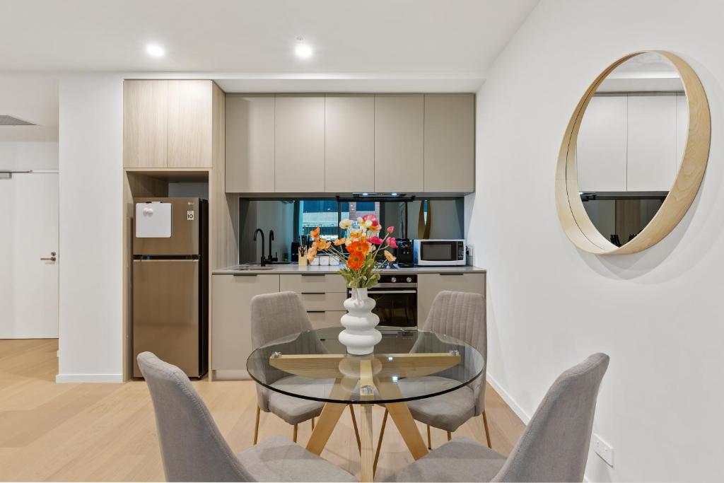 Stylish 1BR in Trendy Area w Big Balcony & Parking photo 3