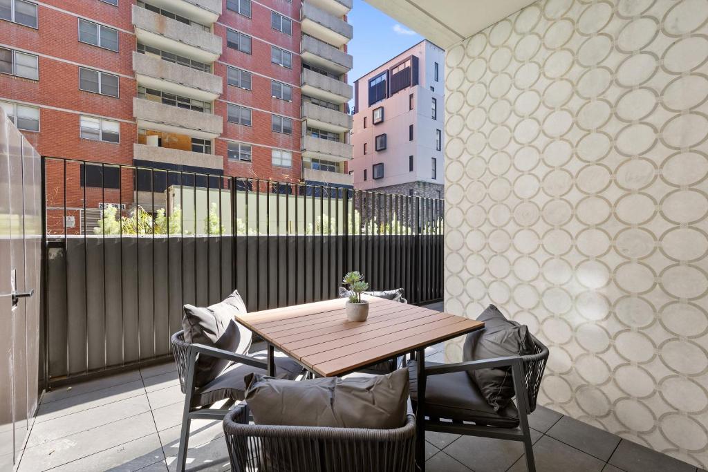 Stylish 1BR in Trendy Area w Big Balcony & Parking photo 2