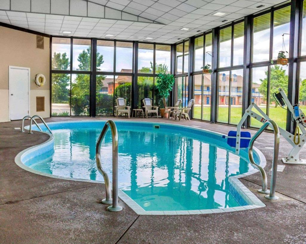 Comfort Inn Maumee - Perrysburg Area image