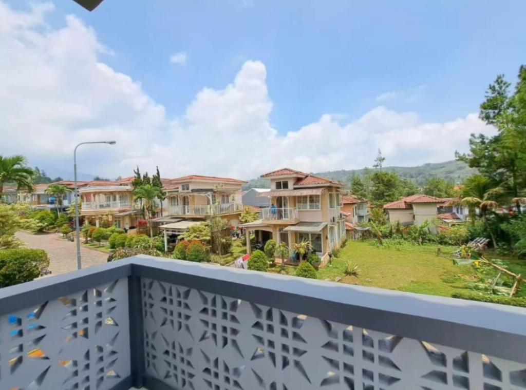 Villa puncak bogor di kota bunga 4 kamar ada kolam photo 1
