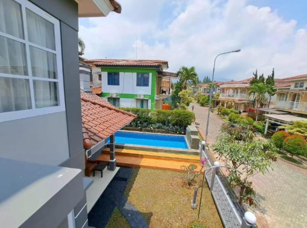 Villa puncak bogor di kota bunga 4 kamar ada kolam photo 2