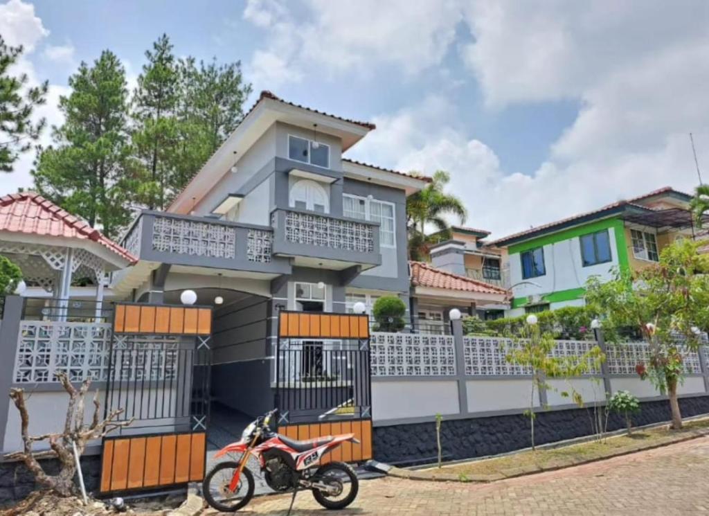Villa puncak bogor di kota bunga 4 kamar ada kolam photo 3