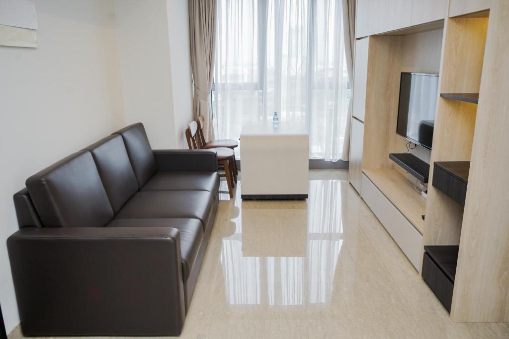Comfy 1BR Apartment with Motorized Standing Desk at Branz BSD City By Travelio