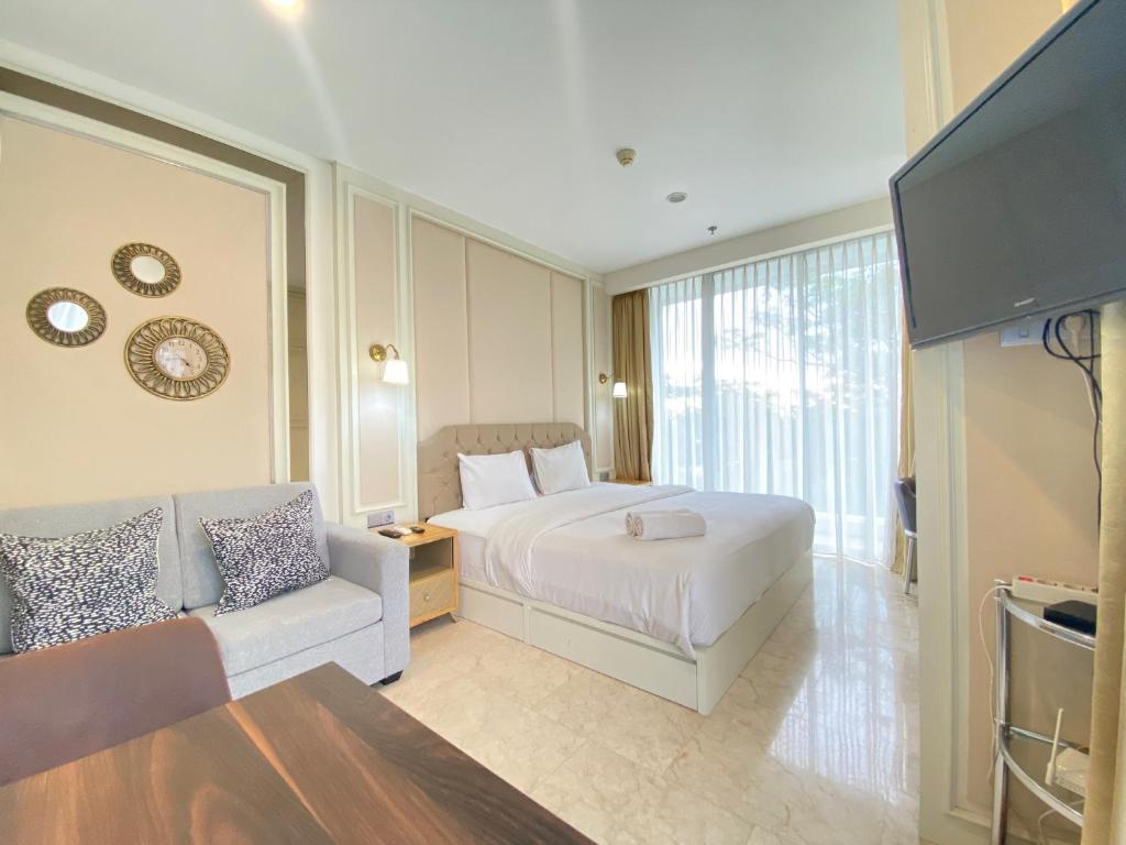 Modern Studio Room with Jacuzzi at Art Deco Apartment By Travelio, Bandung