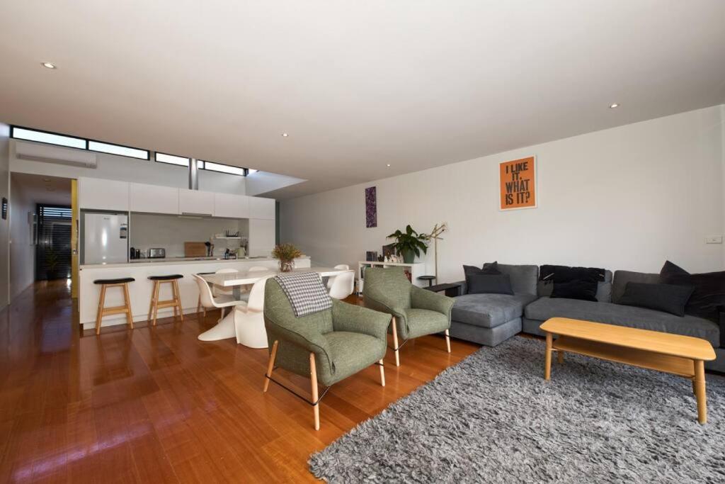 Debonair Townhouse - 150 metres to beach photo 1