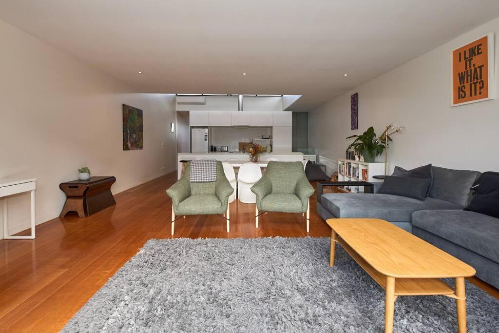 Debonair Townhouse - 150 metres to beach photo 4