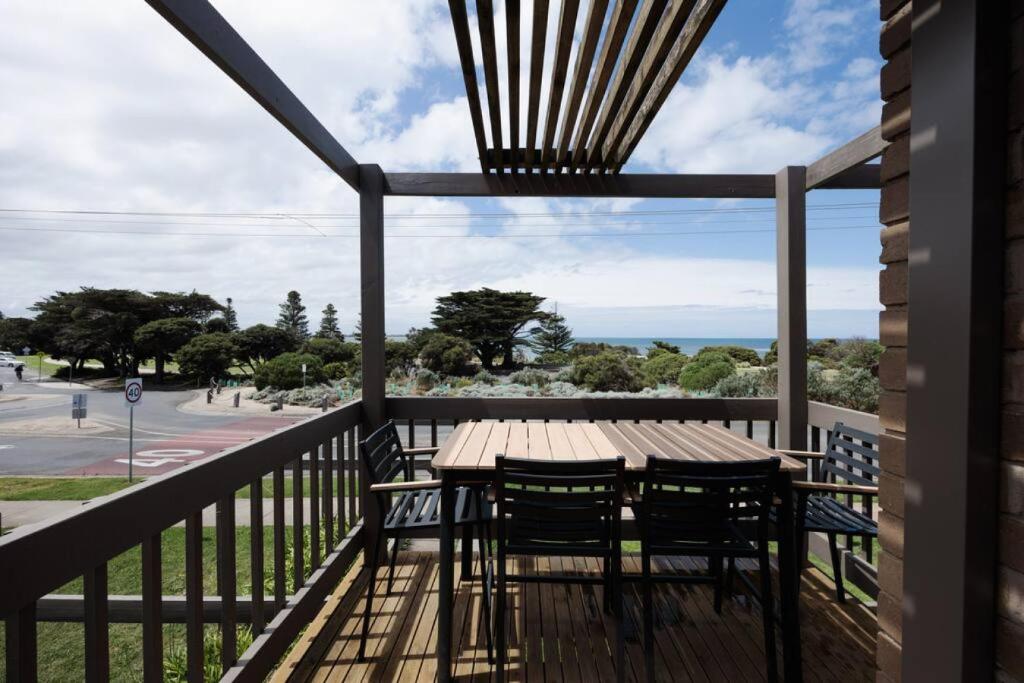 Beach Flat - across the road from the beach photo 4