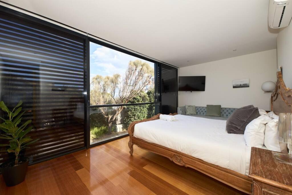 Debonair Townhouse - 150 metres to beach photo 2