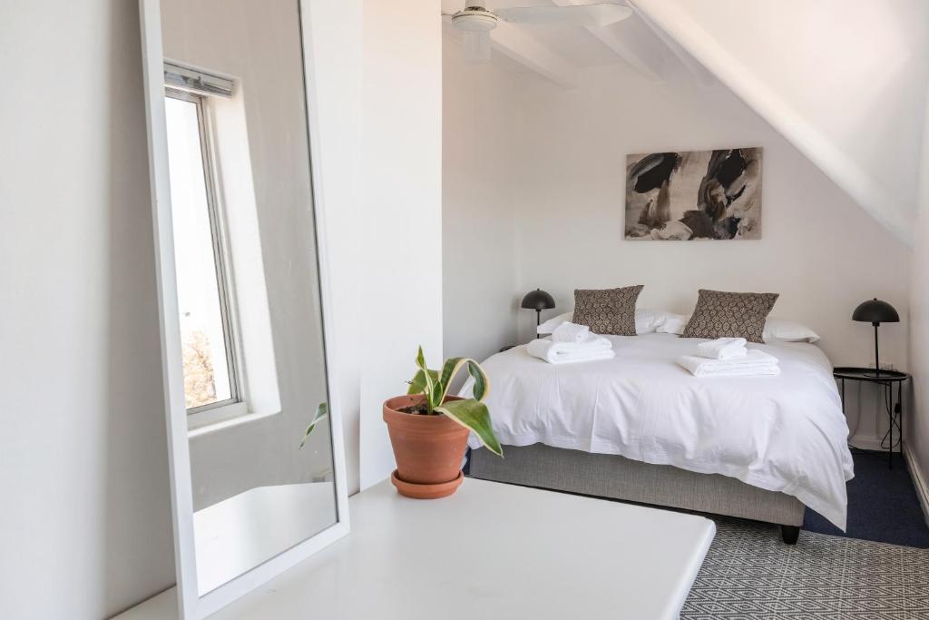 Spacious Central Apartment - Tap to explore photos