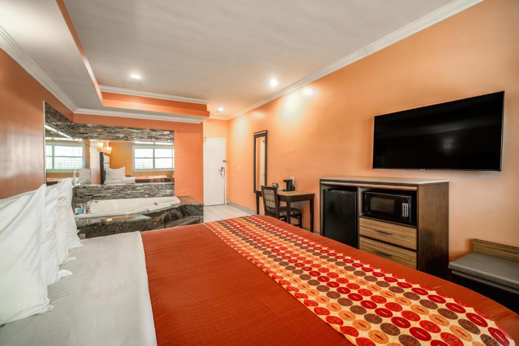 Rodeway Inn & Suites Pasadena - Tap to explore photos